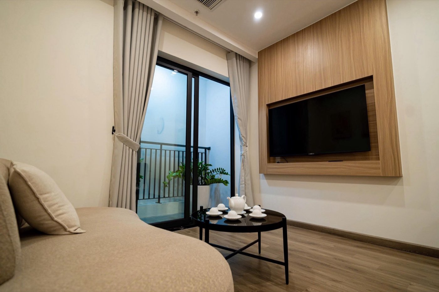 Phòng khách, kệ tivi và ban công