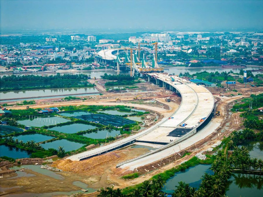 Cầu và đường dẫn đang thi công